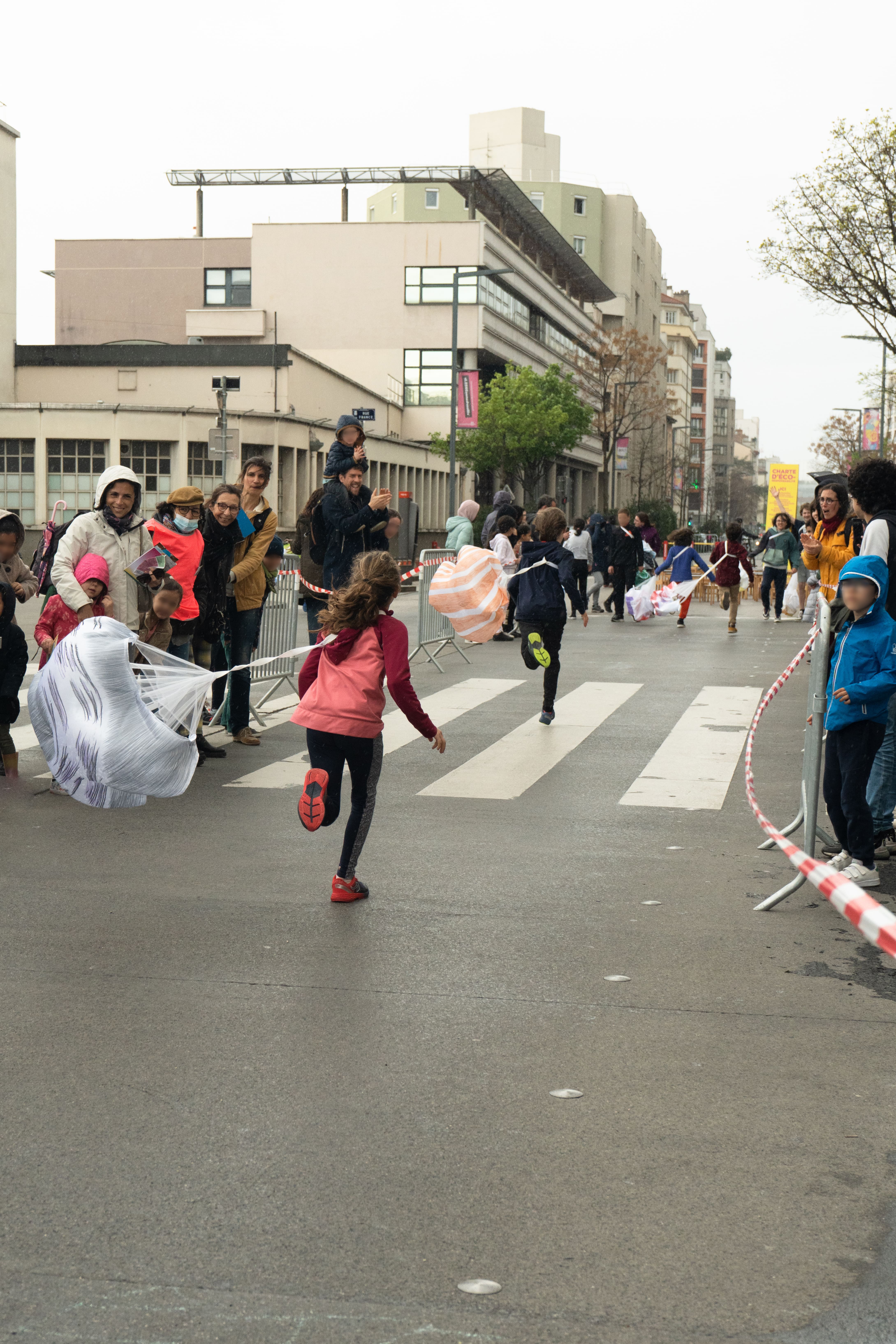 2023, Performance Dernière ligne droite ! - Fête du livre jeunesse Villeurbanne © Lucas Zambon